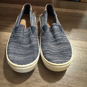 Youth size 2 slip on toms